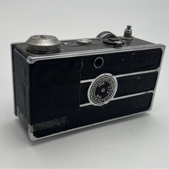 Vintage 35 Brownie, Argus C3 50mm camera, Charlie Chaplain film & 2 vintage Mags - Picture 7 of 16